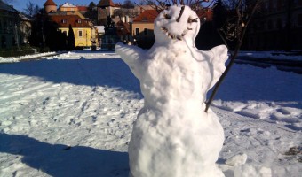 Hóemberépítő mob a Dobó téren Hóember a Dobó téren - Lingsch Adrienn fényképe