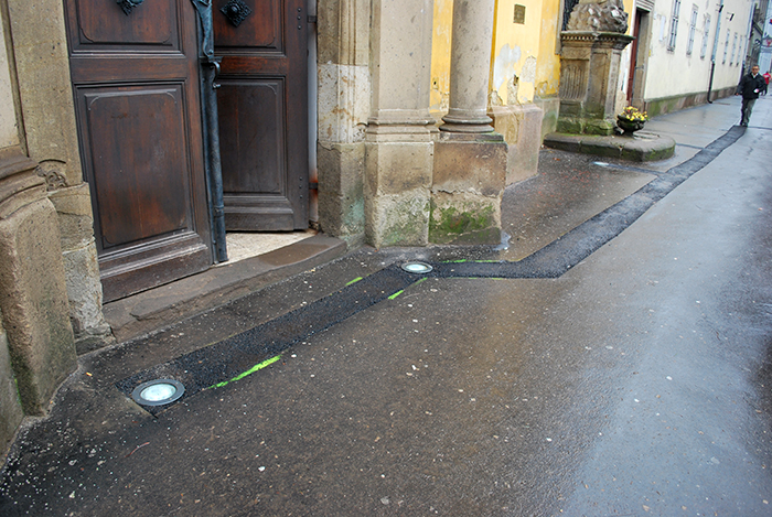 Járdába süllyesztett lámpák a ferences templomnál