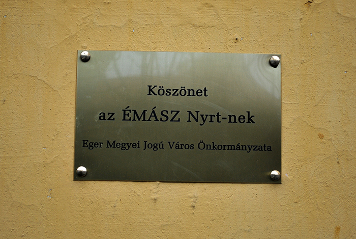 Köszönőtábla a ferencesek templomán