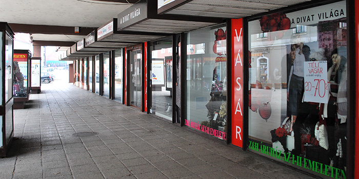 Kirakatok a Centrum aljában Kirakatok a Centrum aljában