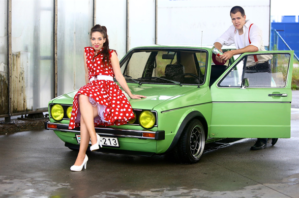 retro-eskuvo-kata-peti-cosmopolitan(1)(608x403)